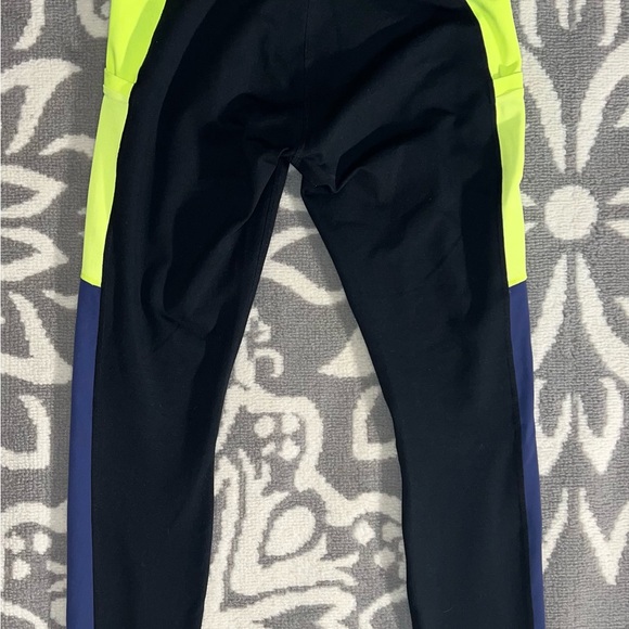 Size M Fabletics On-The-Go PowerHold High-Waisted Leggings Athletic Activewear - Picture 7 of 7